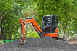 Kiedy warto wynająć minikoparkę zamiast zatrudniać firmę budowlaną